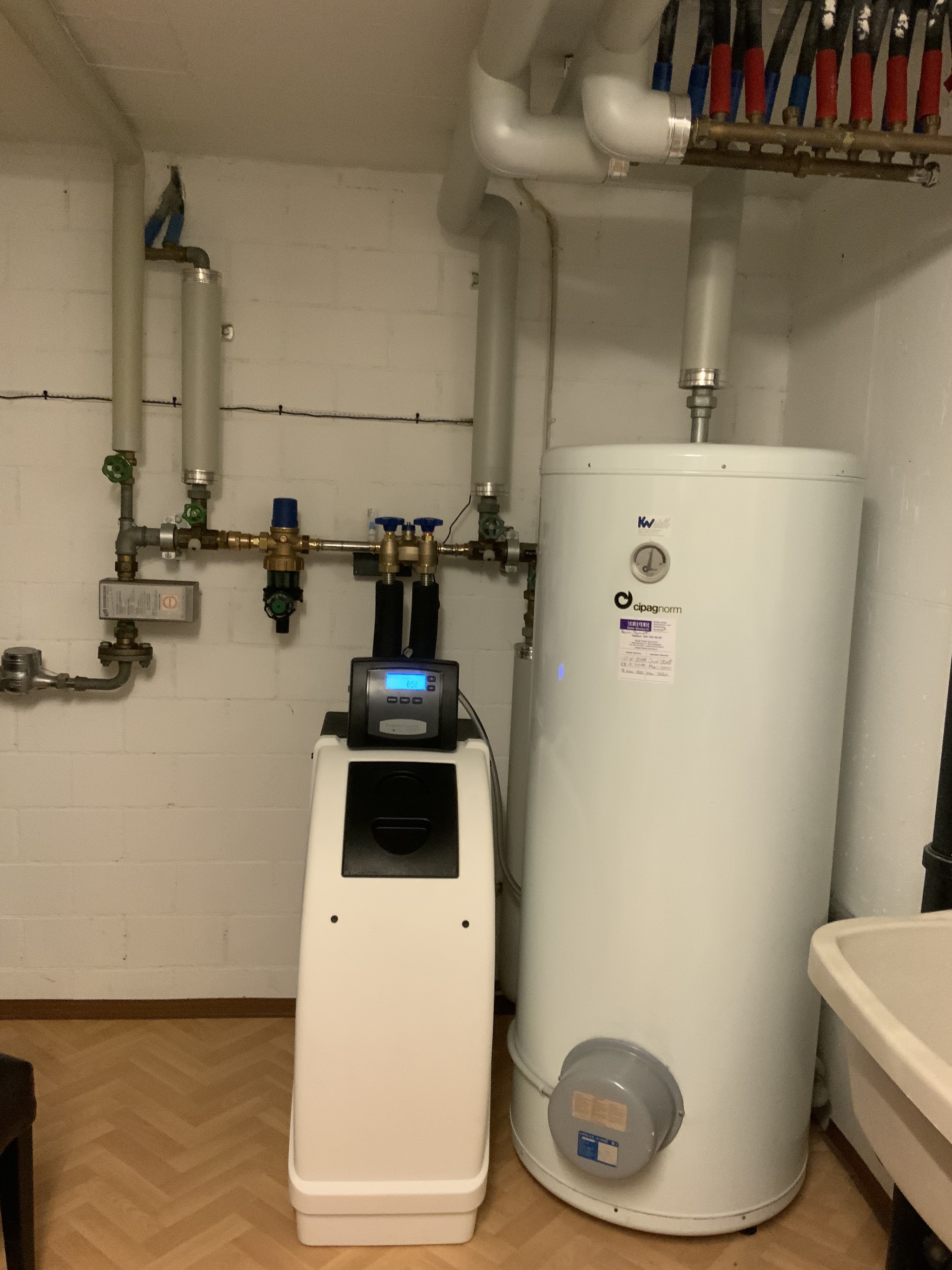 Enthärtungsanlage und Standboiler im Technikraum, von Rüegg Haustechnik installiert