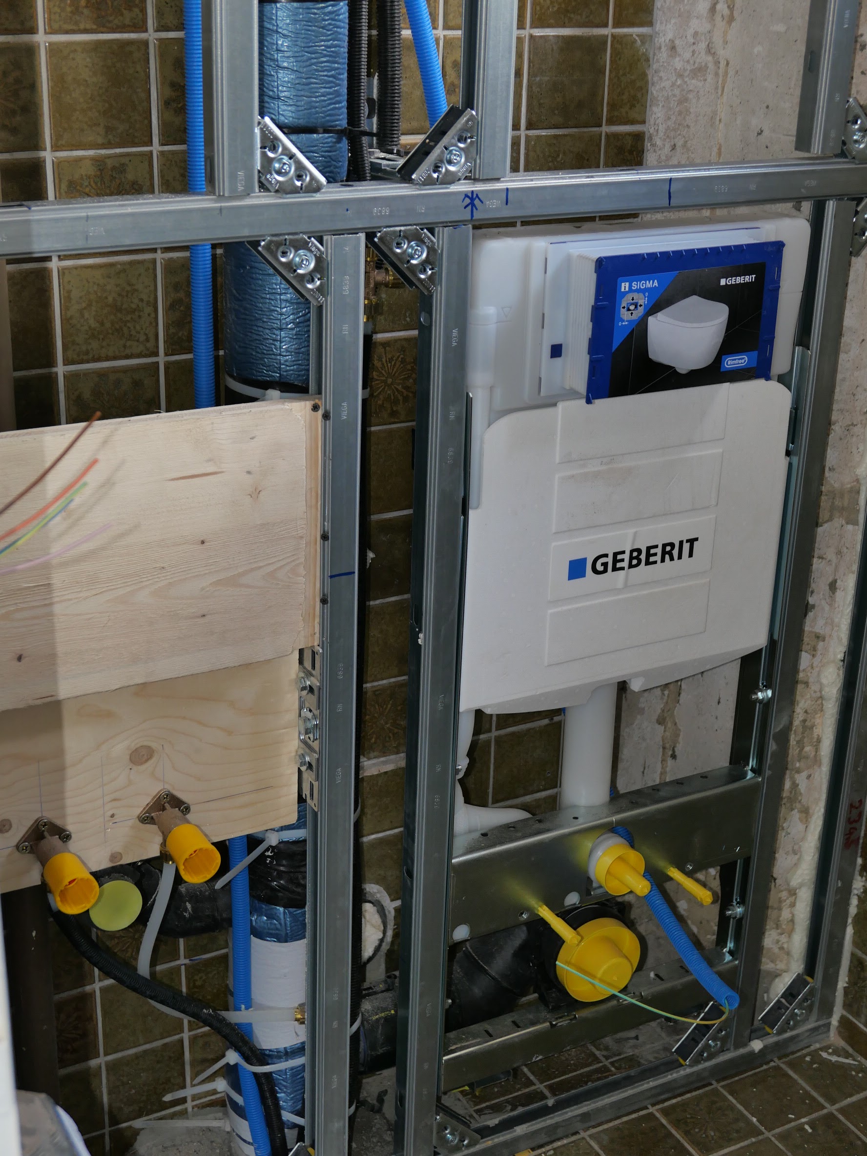 Geberit-Vorwandelement im Rohbau mit Anschlüssen
