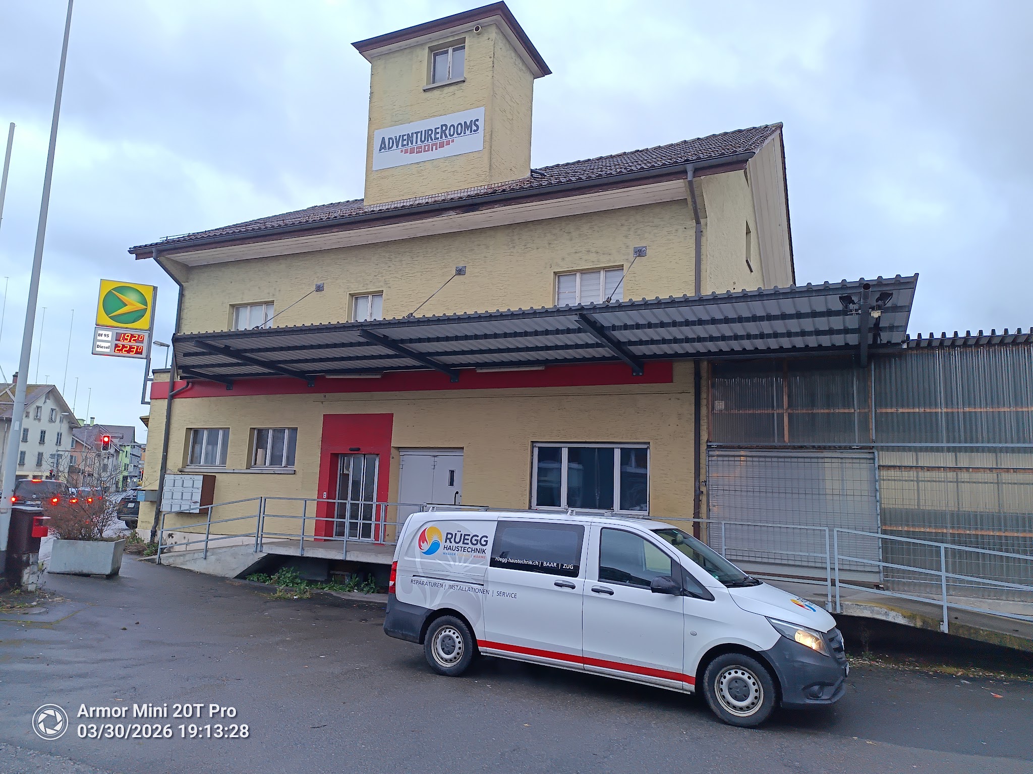 Firmenwagen von Rüegg Haustechnik vor dem Gebäude an der Langgasse in Baar